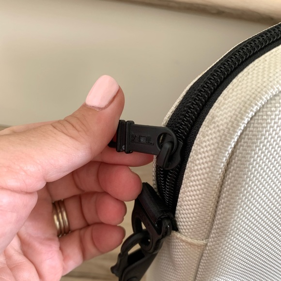 TUMI LAPTOP TABLET CROSSBODY CARRY BAG - Picture 4 of 8